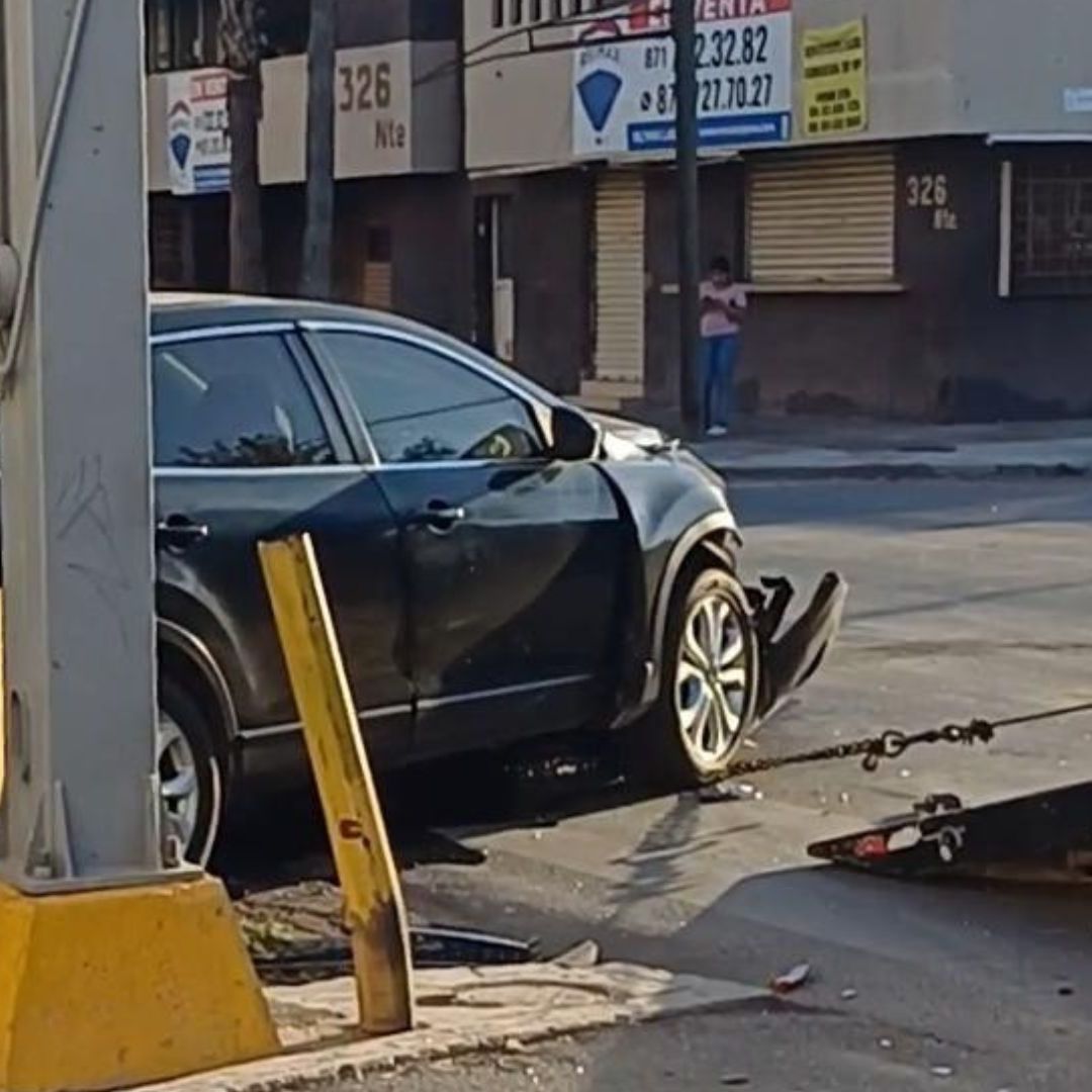Camioneta Choca Contra Poste de Concreto tras Accidente en el Centro de Torreón